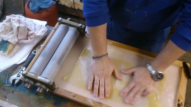 Изготовление вощины на вальцах. Видео от Vitalij Bespalov. смотреть онлайн