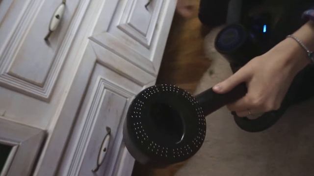 Вычесываю кошку с насадкой пылесоса Wollmer D707 Sapphire смотреть онлайн