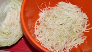 Салат с капустой и яблоками