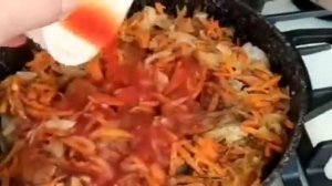 Морская рыба в томате с луком и морковью.