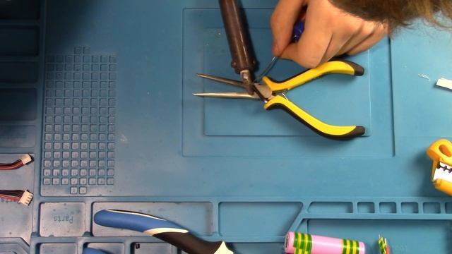 Паяю свой первый аккумулятор из элементом 18650 смотреть онлайн