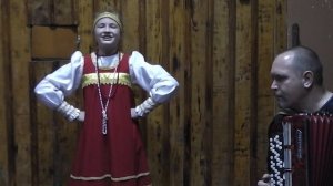 Шуточная русская народная песня "За морем синичка не пышно жила" исполняет Елизавета Белявская.