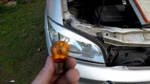 Замена лампочки поворотника в автомобиле Opel Zafira A