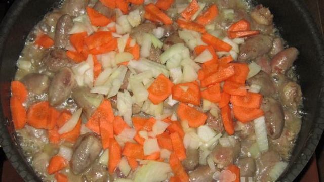 Куриные сердечки тушеные в сметане под сыром