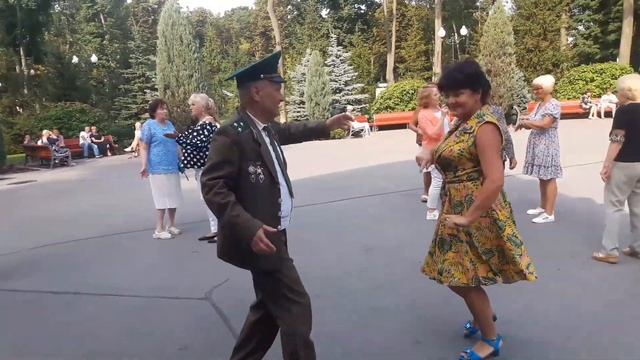 Розы, розы, розы  для тебя!!!??Танцы в парке Горького!!!??Харьков 2021 смотреть онлайн