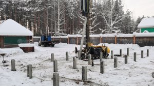 Установка железобетонных свай. Забивка свай под фундамент дома. Показывает Центр Домостроения