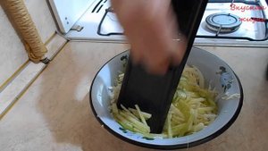 Салат из зеленой редьки, огурца и капусты.