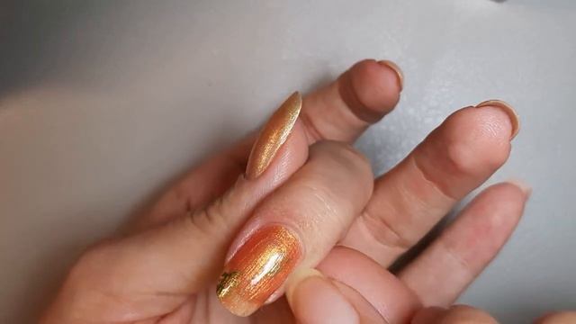 Простой маникюр обычным лаком, дизайн слайдерами и фольгой смотреть онлайн