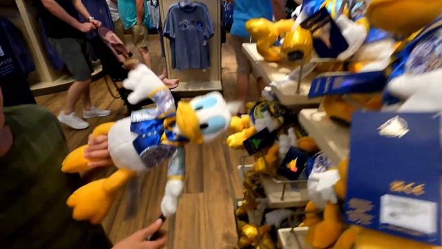 Disney Springs, Mickey Bubble Waffle Ice Cream and World Of Disney Merch Update!! смотреть онлайн