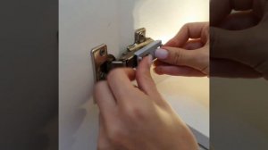 Установка подсветки на петлю в шкаф