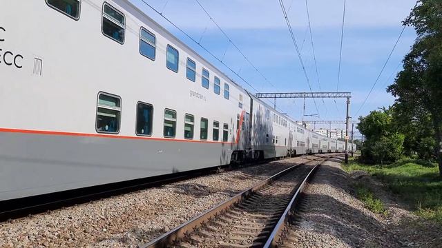 ВЛ10-1870 С ДВУХЭТАЖНЫМ ПОЕЗДОМ СИМФЕРОПОЛЬ-МОСКВА СЛЕДУЕТ ПО ПЕРЕГОНУ! [СИМФЕРОПОЛЬ КЖД ИЮНЬ 2023] смотреть онлайн