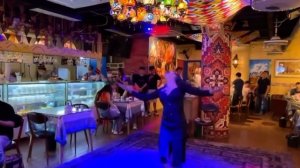 Уйгурка Зула танцует монгольский танец. Баянгол, Синьцзян-Уйгурский район, Китай.