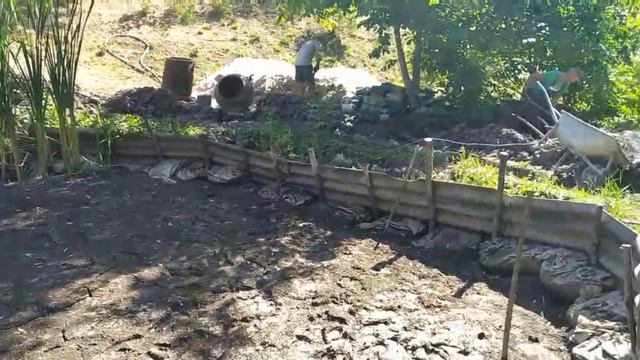 Укрепление берега пруда бетоном. Как укрепить берег пруда своими руками.