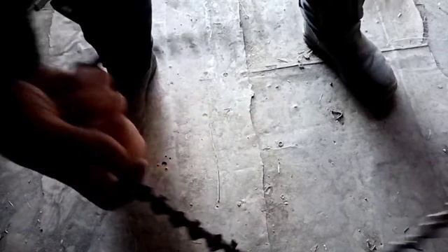Старый прикол лесорубов. Как вывернуть цепь от бензопилы?Легко!