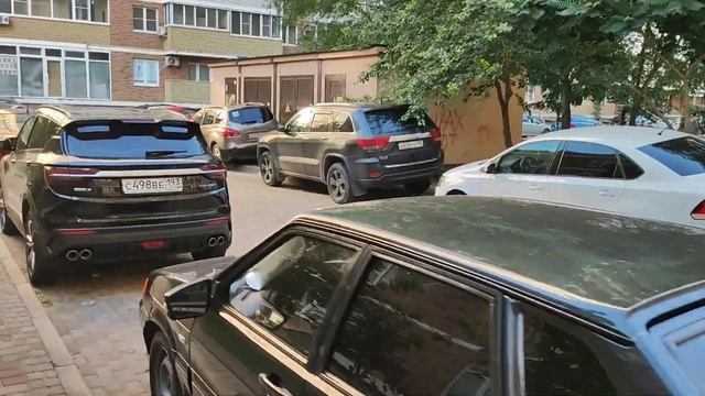 мы на прогулке по Петра Метальникова, хорошая стоматология!!!