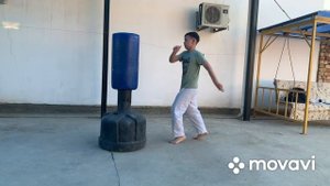 Отработка ударов ногами на груше дома. 집에서 위를 걷어차는 연습