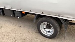 Красивая газель Некст, Лёха натирает диски.