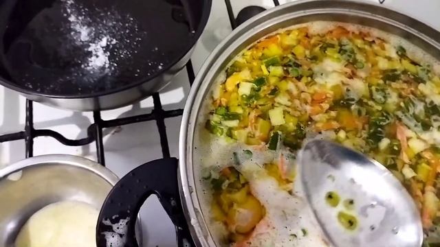 Суп із квасолі і стрілок часнику легкий і смачний.