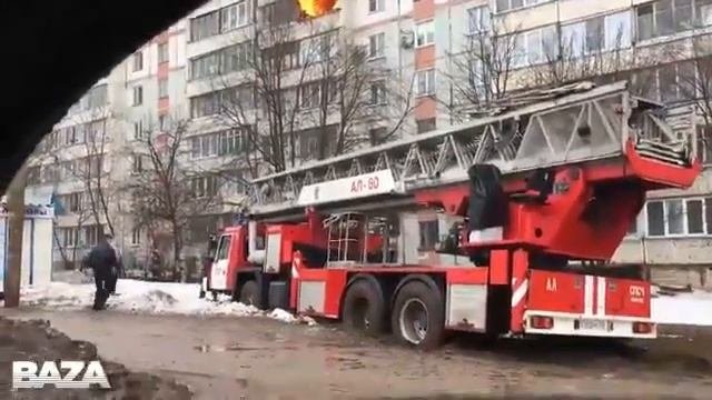 В Кирове спасатели застряли в грязи в 20 метрах от горящей квартиры