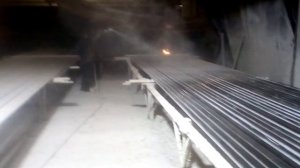 Покраска труб краскопультом.