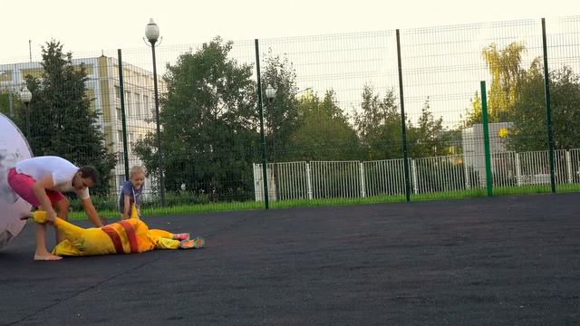 ПОКЕМОН ГО САМЫЙ БОЛЬШОЙ ПОКЕБОЛ в МИРЕ.ПОЙМАТЬ ПИКАЧУ BIGGEST POKEBALL in the World игра покемон г смотреть онлайн