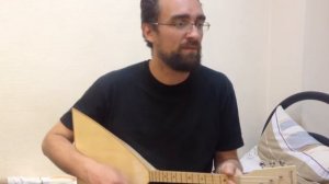 Французский балалайкеръ пробует играть на балалайке