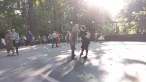 Танцы пенсионеров в парке Царицыно