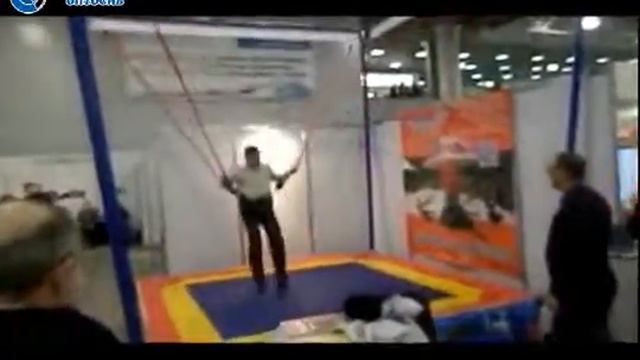 Спортивный батут с тросами "Сальто" (Аттракцион.Ru в Москве 2012) смотреть онлайн