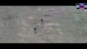 Наши бойцы берут в плен несколько всушников, затем отправляют их по направлению к нашим позициям.