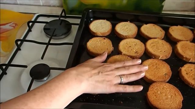 Закусочные бутерброды с селедкой с горчично-сметанным соусом