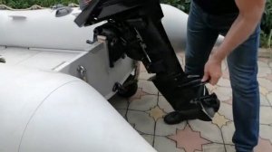 Мотор с тележки вешаем на транец лодки.