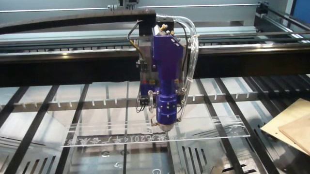 Универсальный станок лазерной резки и гравировки TST-1390 180W резка пластика смотреть онлайн