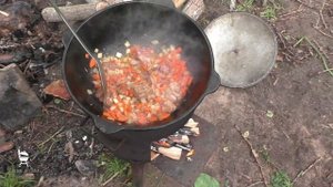 Гречка с тушенкой в Казане на костре на Волге-Матушке реке.