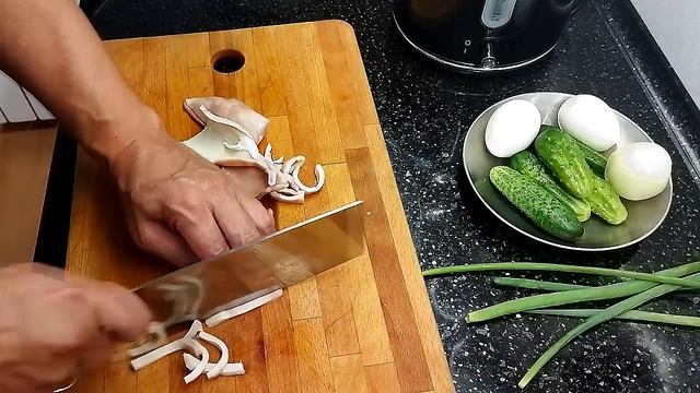 ★ Самый быстрый способ очистки кальмара и его приготовление. Очень вкусный салат из кальмара.