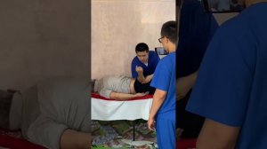 Костоправ Аман поставил на  ноги с певого сеанса ( Архив видео )