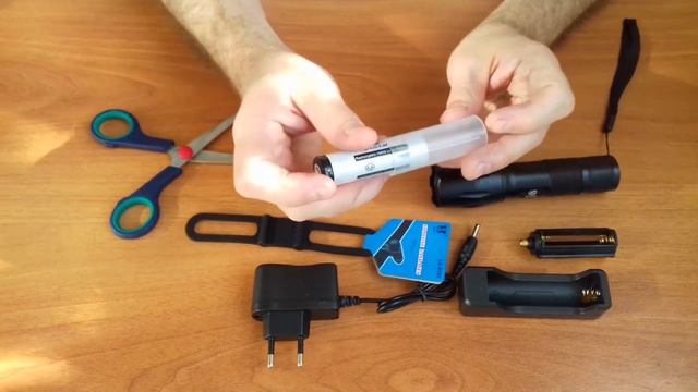 Светодиодный аккумуляторный фонарик с Алиэкспресс. Распаковка и обзор смотреть онлайн