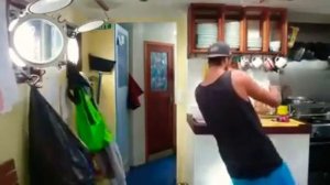 Повар на корабле во время шторма