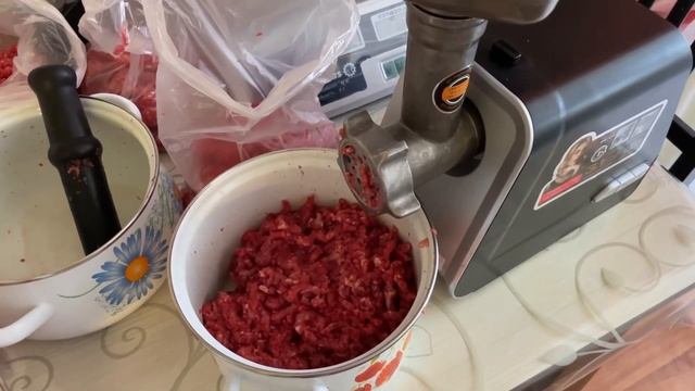 Как правильно оказывается пользоваться электрической мясорубкой
