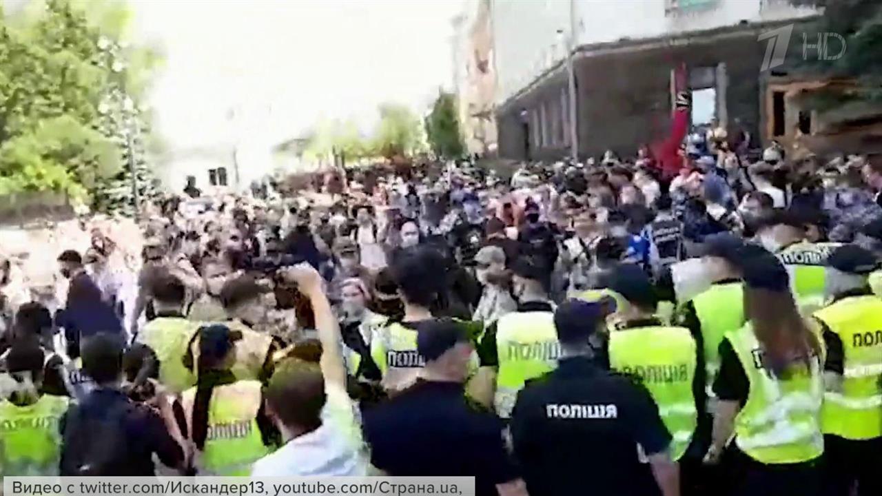 В Киеве националисты устроили драку с полицией возле здания офиса президента Украины