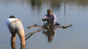 Дед-охотник лес за добычей и застрял :)