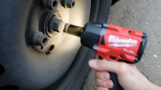 Откручивание колёсных болтов гайковёртом milwaukee 2962-20 смотреть онлайн