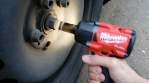 Откручивание колёсных болтов гайковёртом milwaukee 2962-20