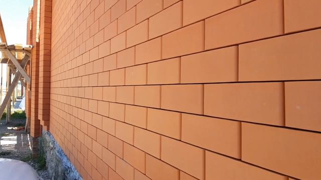 красивая ровная кирпичная кладка с аккуратными тонкими швами