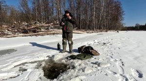 Горная рыбалка в Сибири. Рыбалка на последнем льду. Ловля ленка и хариуса ранней весной в тайге.