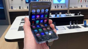 Samsung Galaxy Z Flip - Первое впечатление в магазине (Складной телефон с гибким экраном)