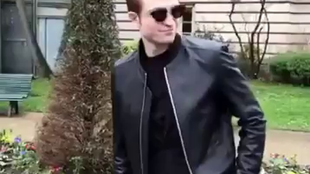 Robert posing at Dior Show 20/01/2018