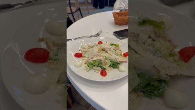 Цезарь с курицей , в кафе шоколаднице смотреть онлайн