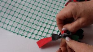 Надоело, что старые футболки занимают место в шкафу. Взяла садовую сетку и смастерила нужную вещь