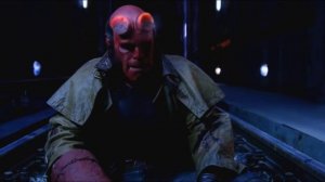 Ждешь меня уродина?!! Хеллбой прожарил монстра "Самаэля" током | Хеллбой: Герой из пепла (2004)