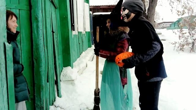 Собираем конфеты по домам на ХЭЛЛОУИН в РОССИИ Halloween in RUSSIA реакция людей на грим и костюмы смотреть онлайн